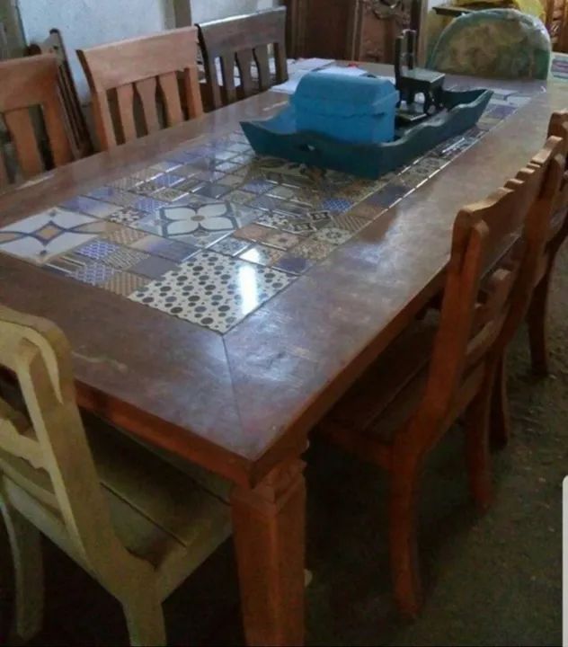 Mesa de Jantar de Madeira com Detalhes em Ladrilho