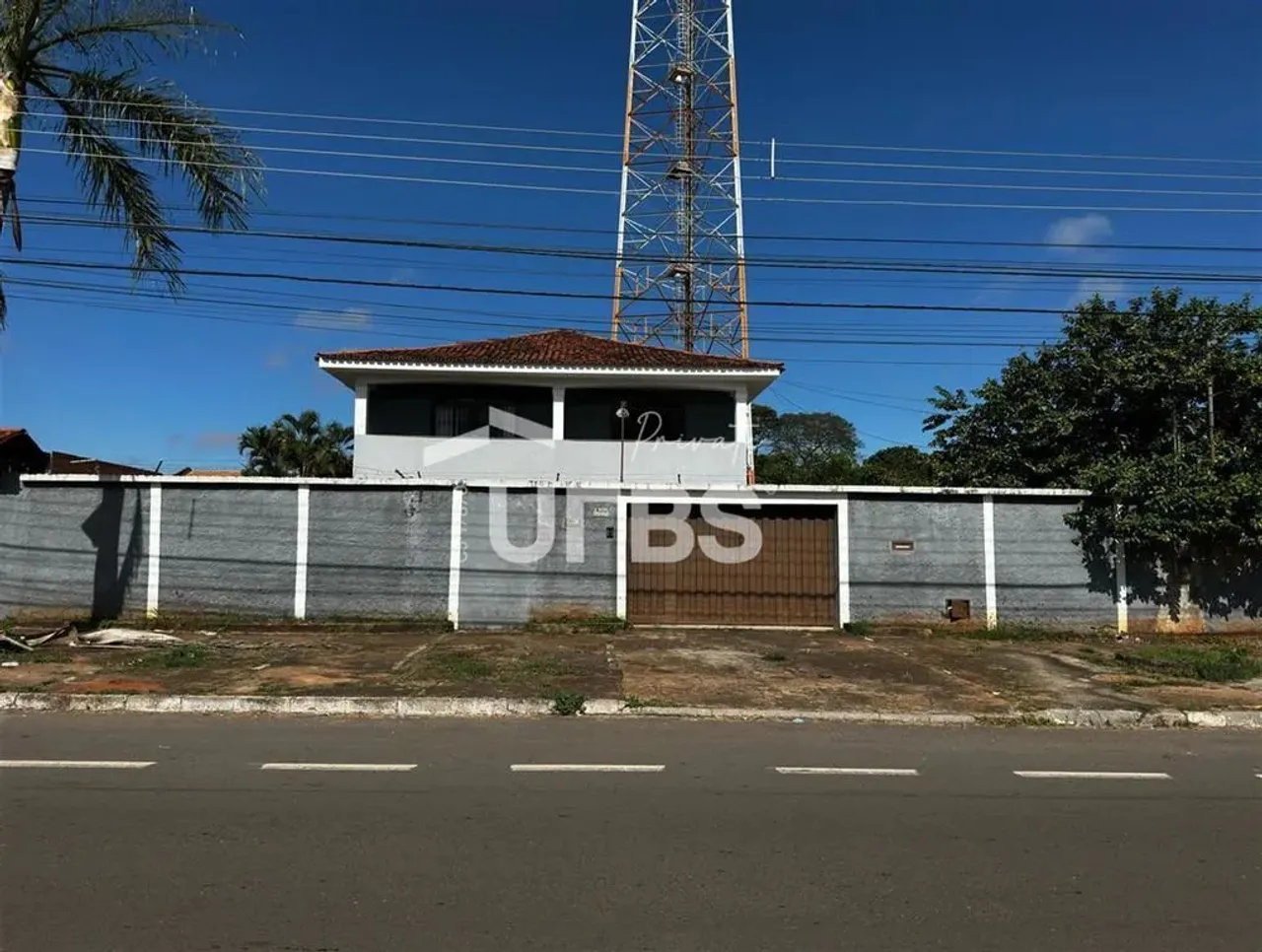 Casa de Rua - Casa 3 quartos, sendo 3 suítes