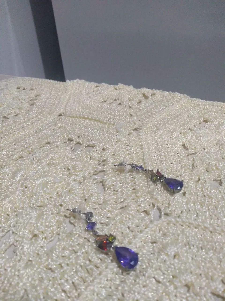 Conjunto de brincos e colar com pedras roxas - Foto 4