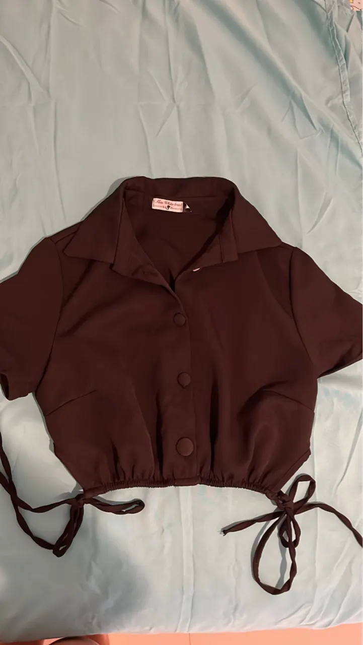 Blusa Cropped Manga Curta preto com Detalhe