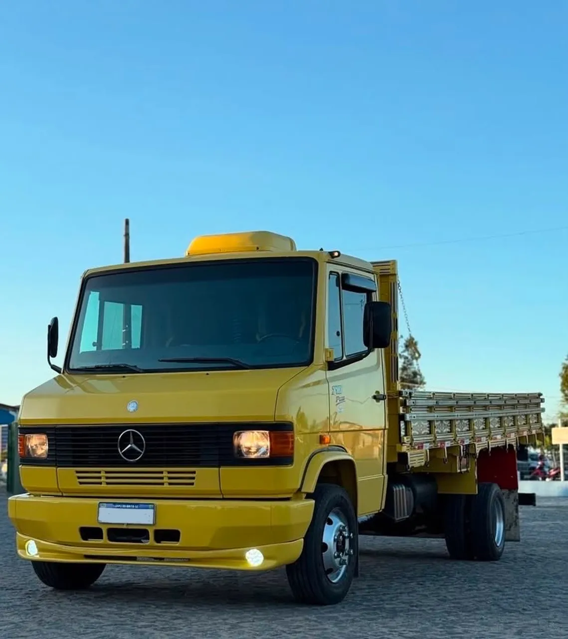 Caminhão MB 710 à venda