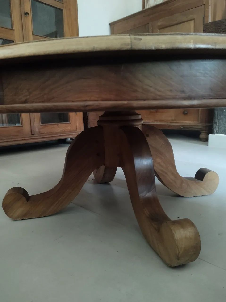 Mesa de Centro Redonda em Madeira Maciça - Foto 5