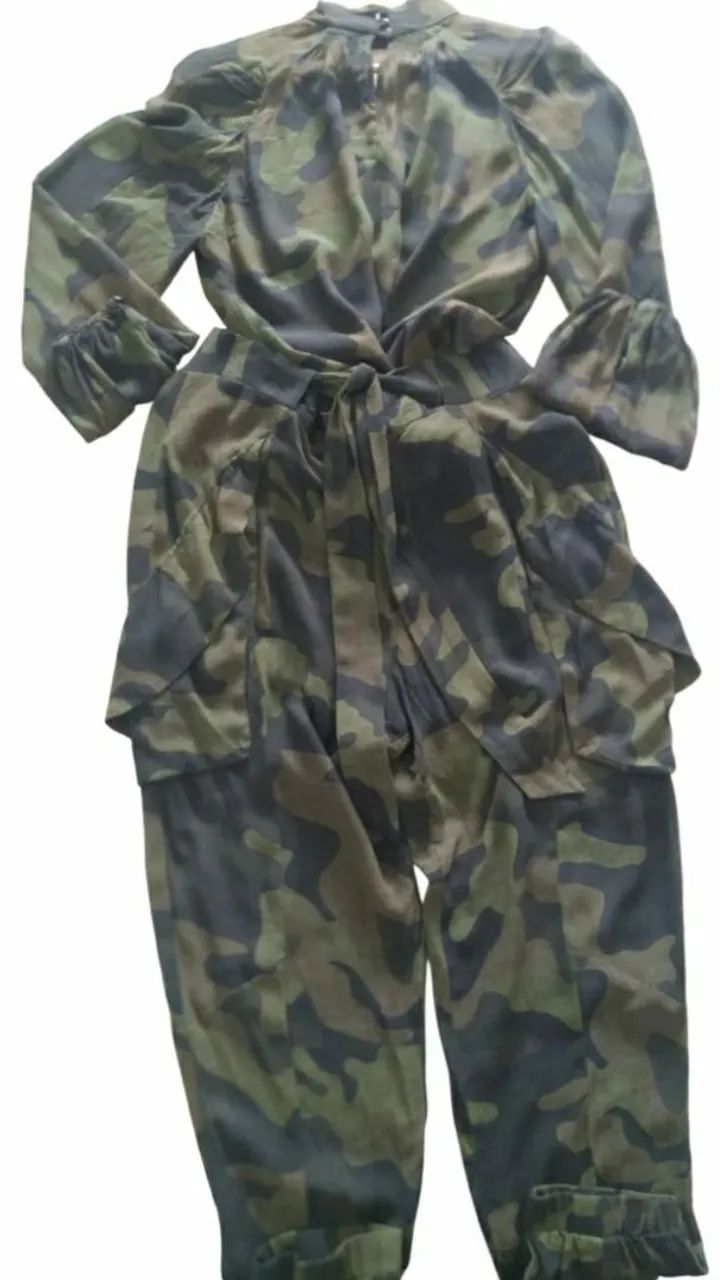 CONJUNTO DE CALÇA E CAMISA, ESTAMPA ANIMAL PRINT/CAMUFLADO, MARCA ANIMALE.