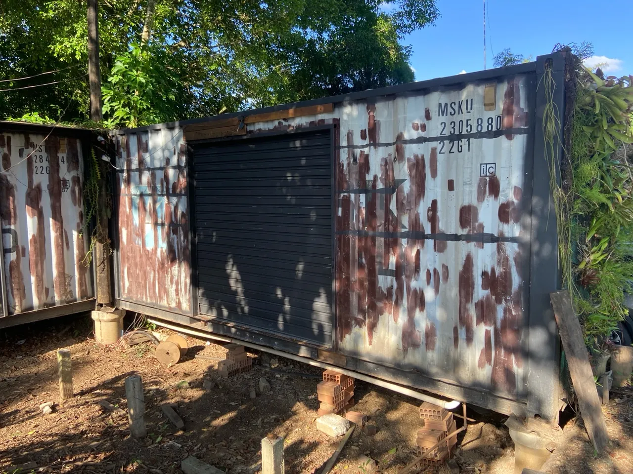 Container com porta de correr