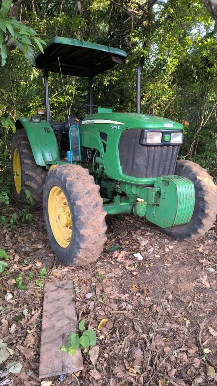 Trator John Deere 5090E
 Ano 2014 Valor R$ 130 mil