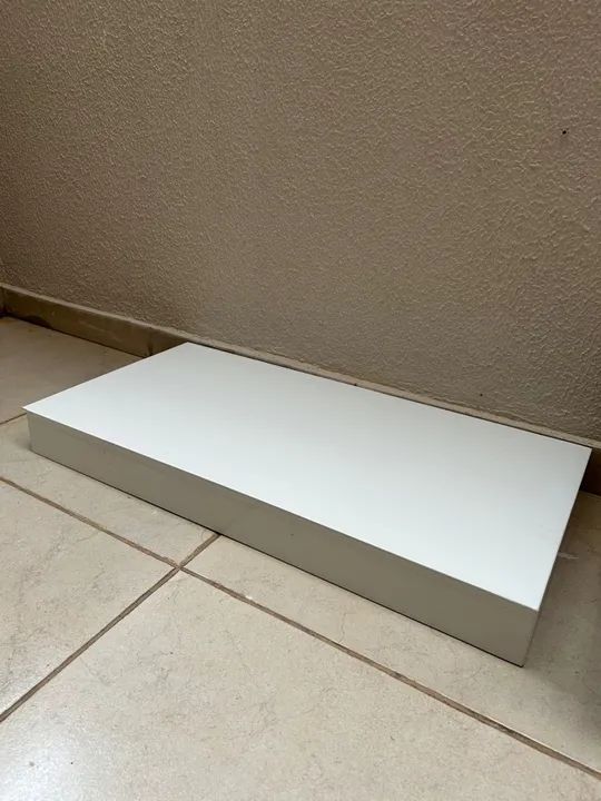 1 prateleira 84 x 42 cm com frontao branco para banheiro em porcelanato 