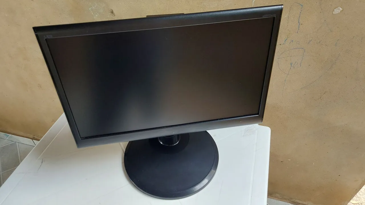 Monitor LED 18" com caixas pronto para consoles.
