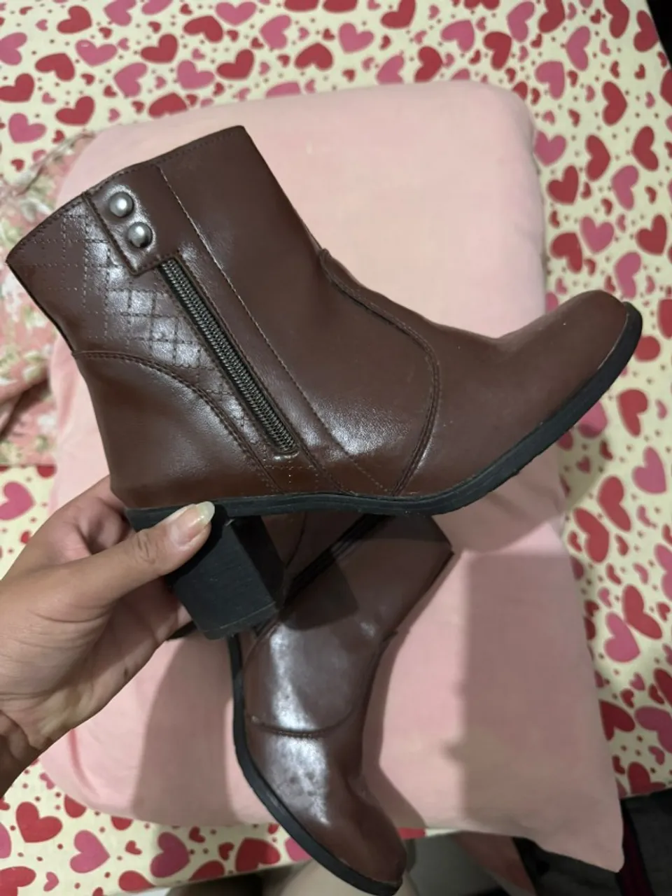 Bota Feminina Marrom em Couro Legitimo Design Clean com Costuras Reforçadas e Salto Medio