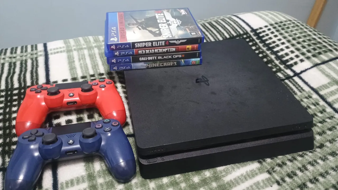 PlayStation 4 (PS4) com Jogos e Controles