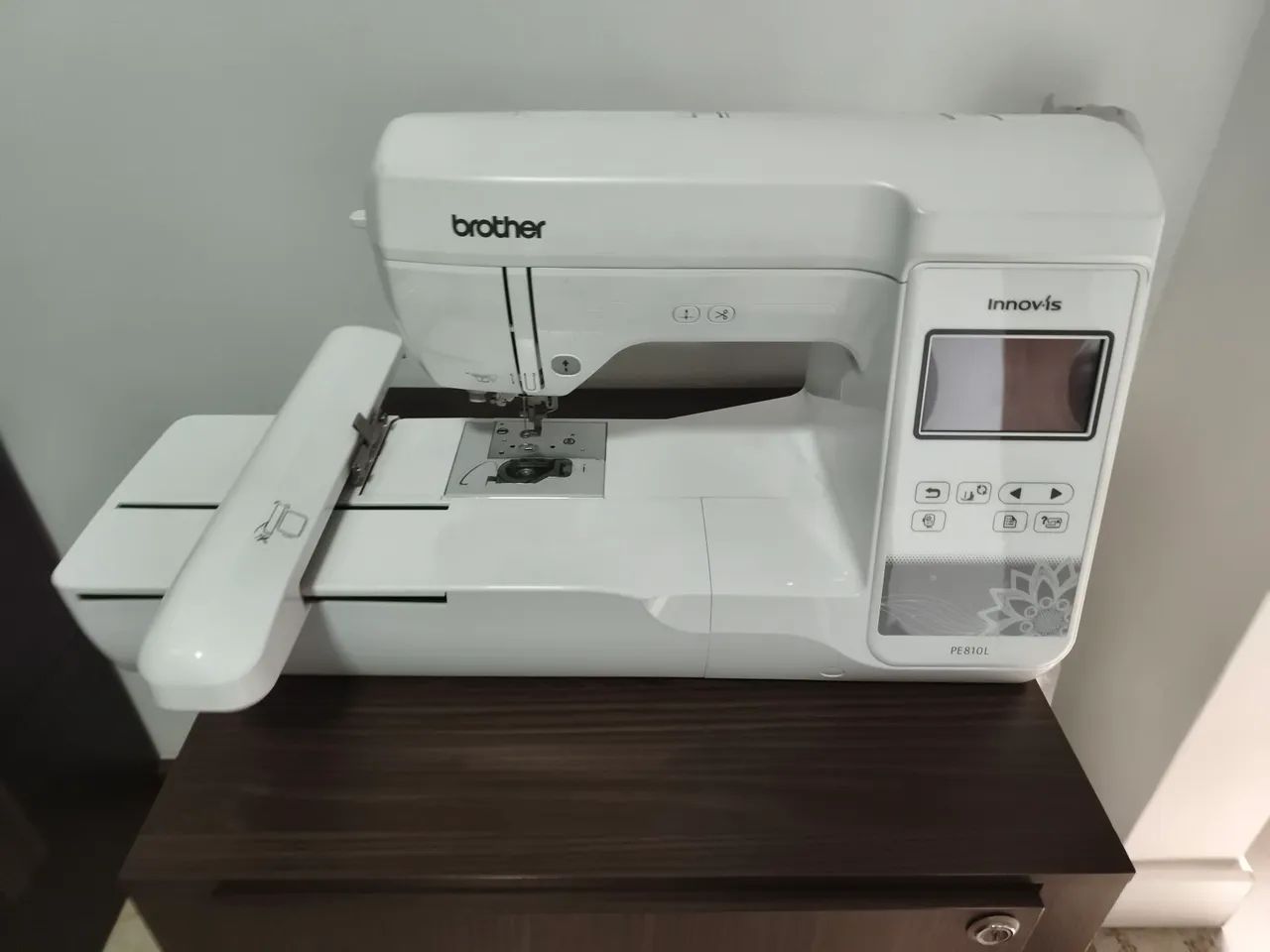 Máquina de bordar Brother PE810L