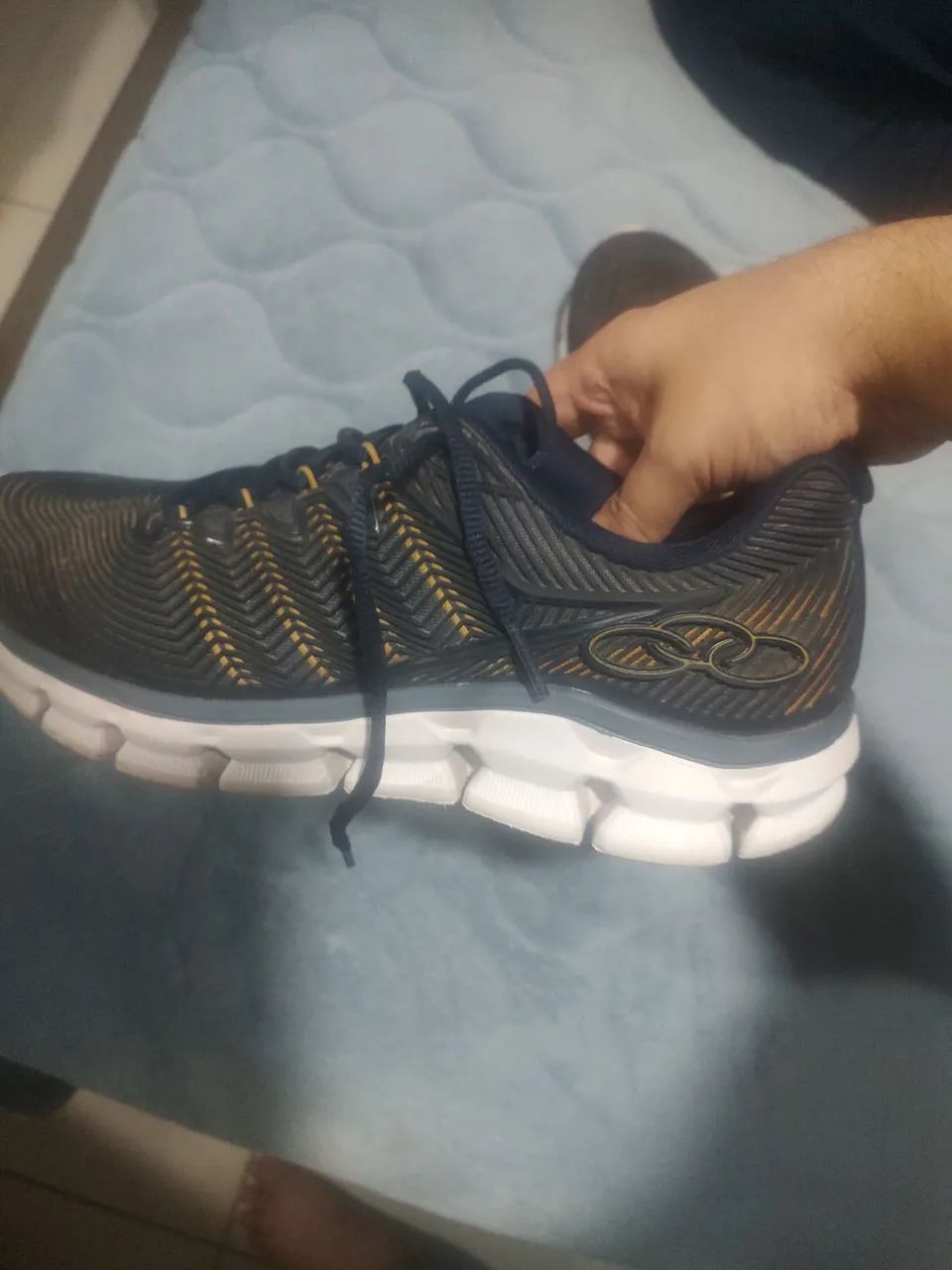 Olympikus Cyber 2, na cor preto/dourado.