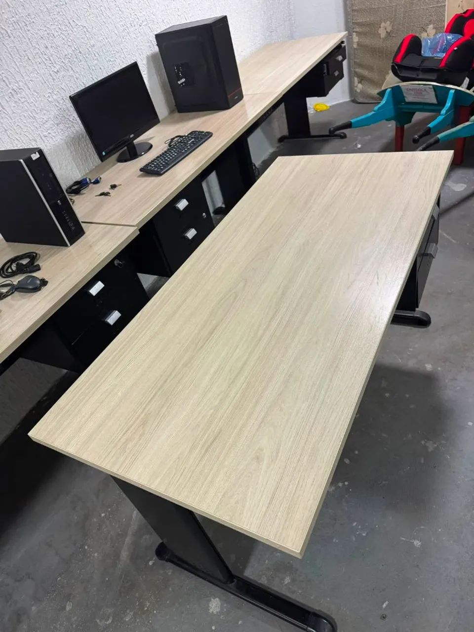 Mesa de Escritório com Gavetas e Chave - Foto 3