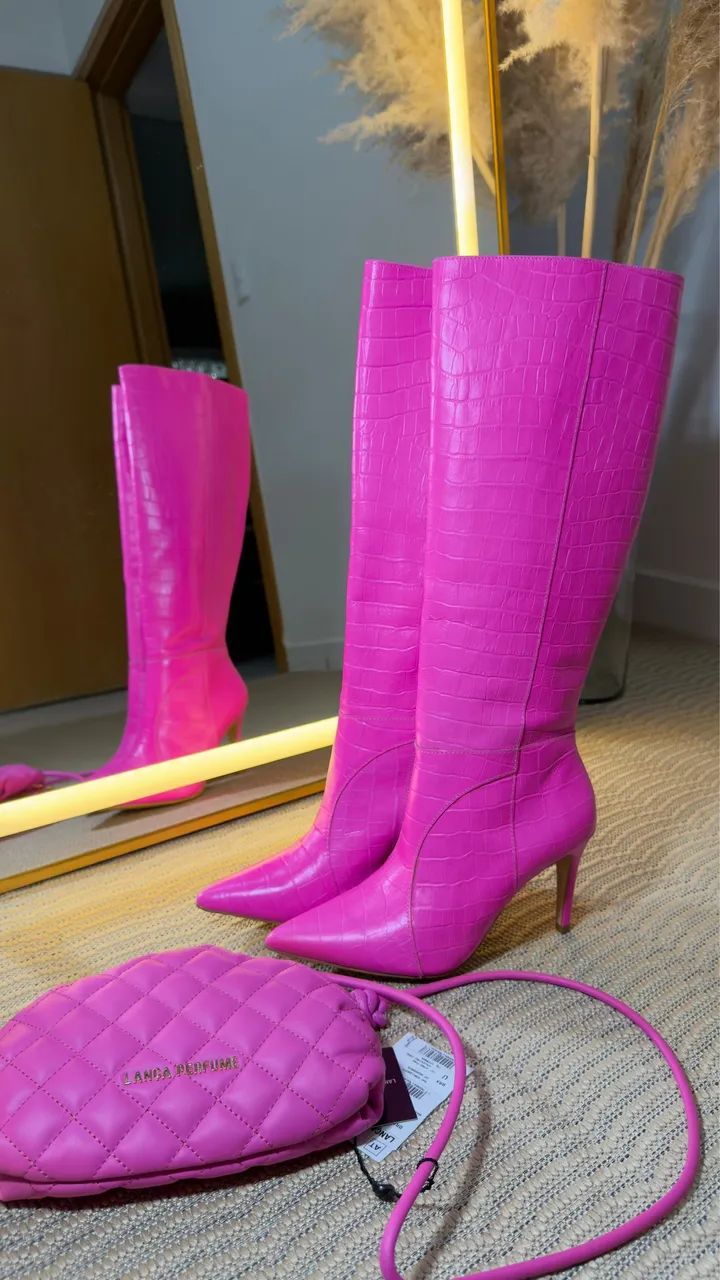 Bota Luiza Barcelos e bolsa lança perfume  - Foto 2