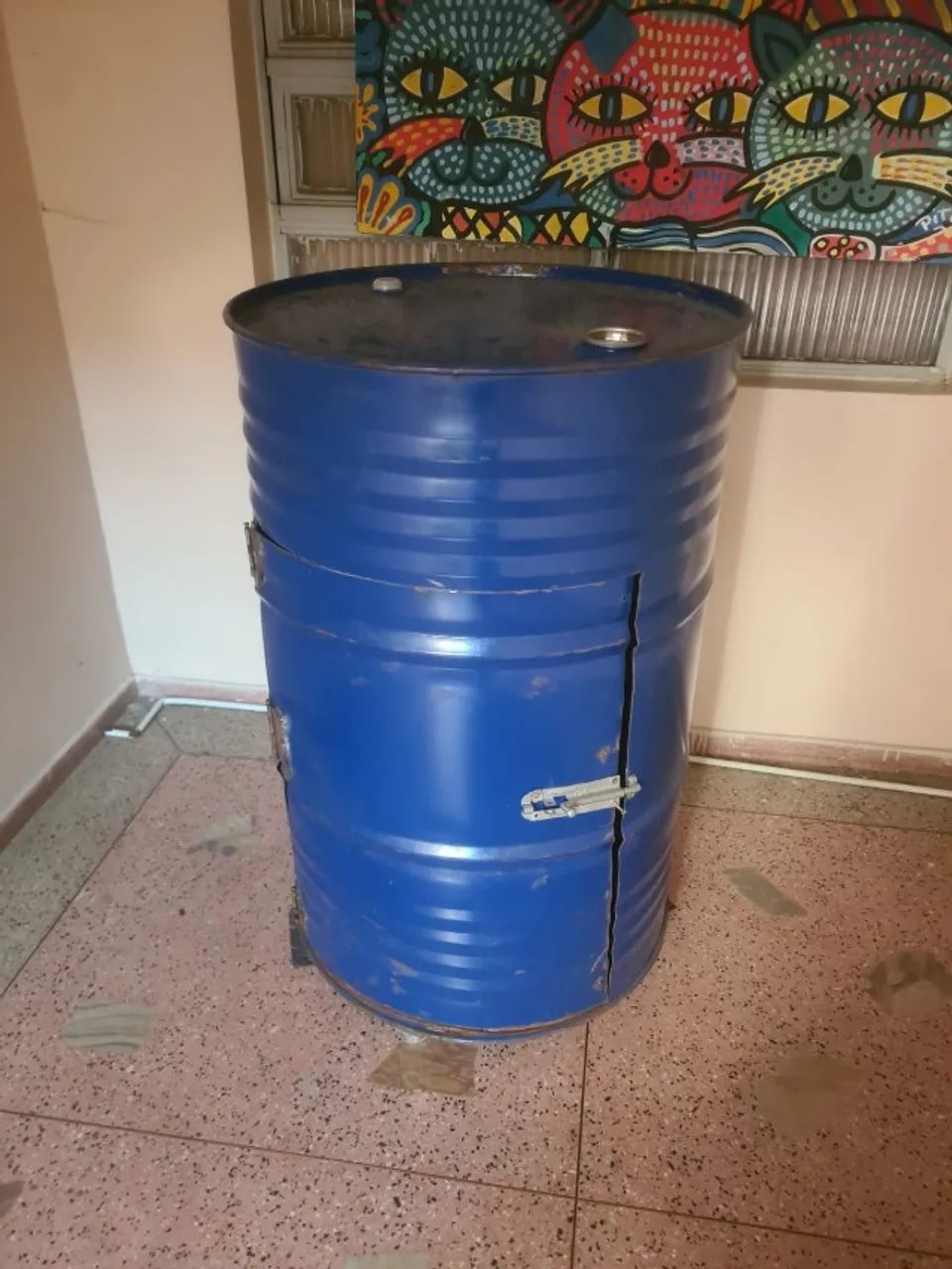 Tambor de metal com compartimento