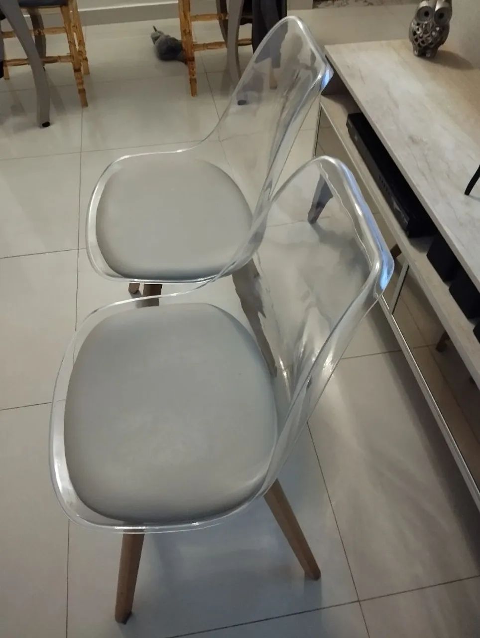 Cadeiras com encosto transparente  - Foto 4