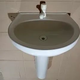 Kit Caixa acoplada com vaso e pia com coluna para banheiro 