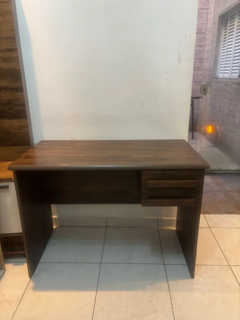 Escrivaninha com 2 gavetas
