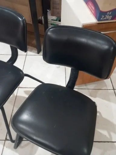 (Cód 012) Quatro cadeiras de escritório em bom estado 
