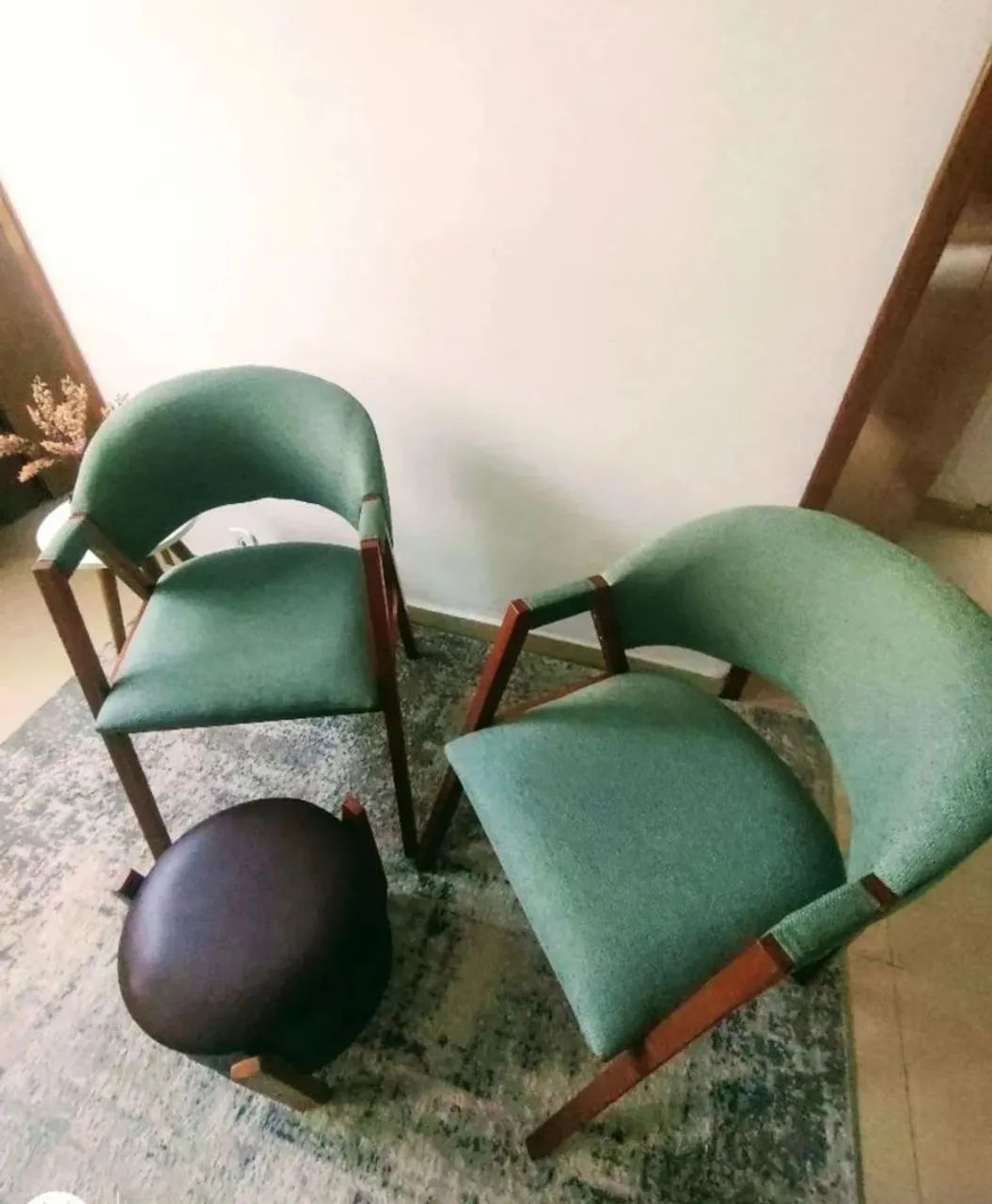 Jogo poltronas novas madeira maciça e linho 
