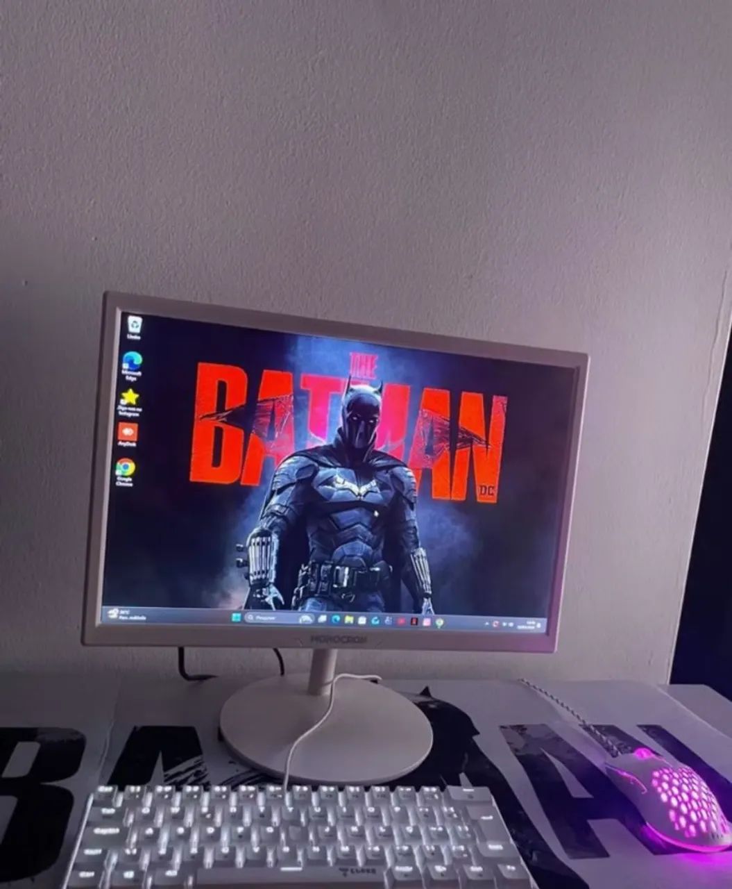 Monitor, teclado e mouse. Nunca usado e na embalagem (vem sem cabo VGA!)