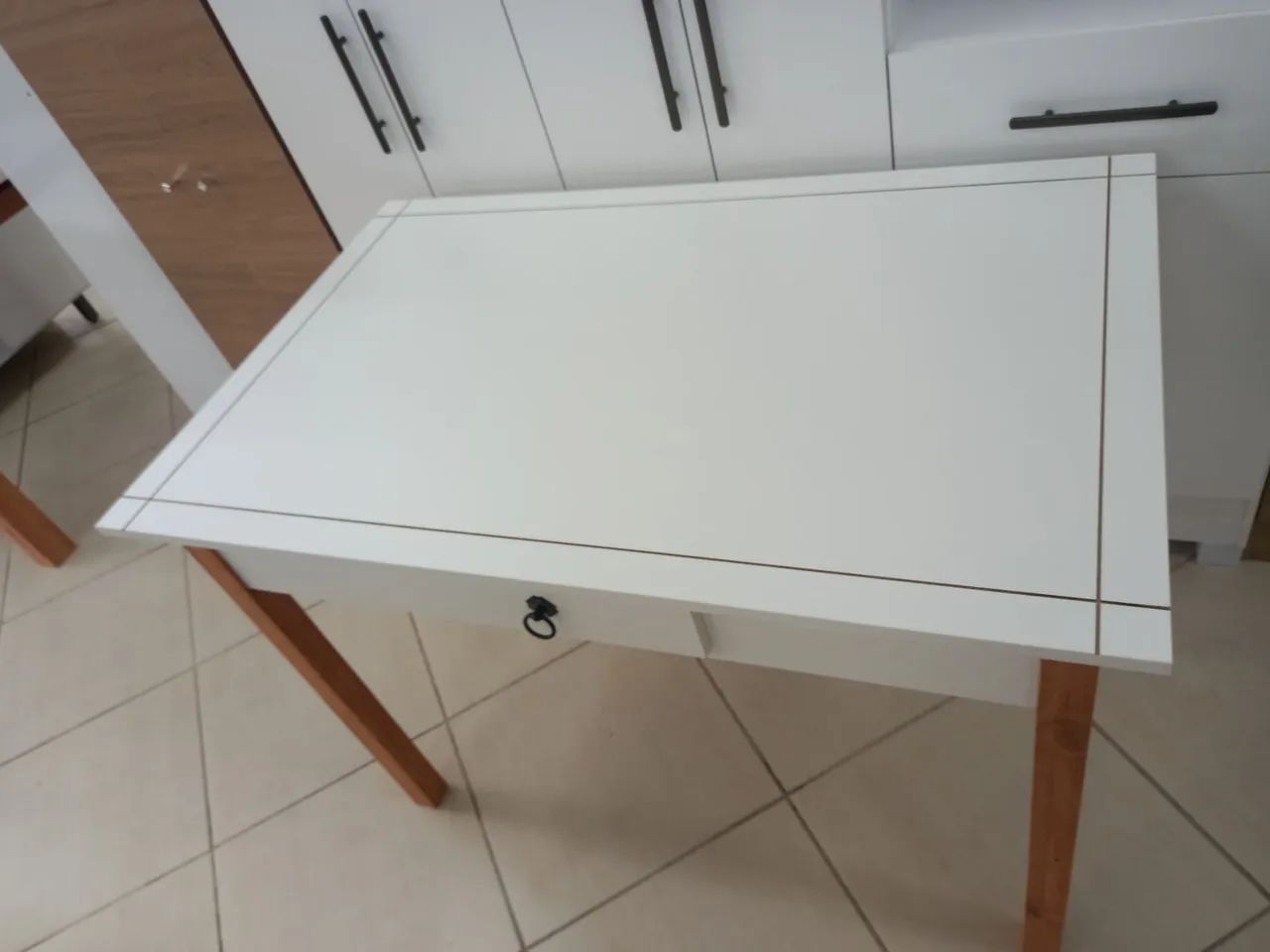 Mesa com. Gaveta nova montada  - Foto 2