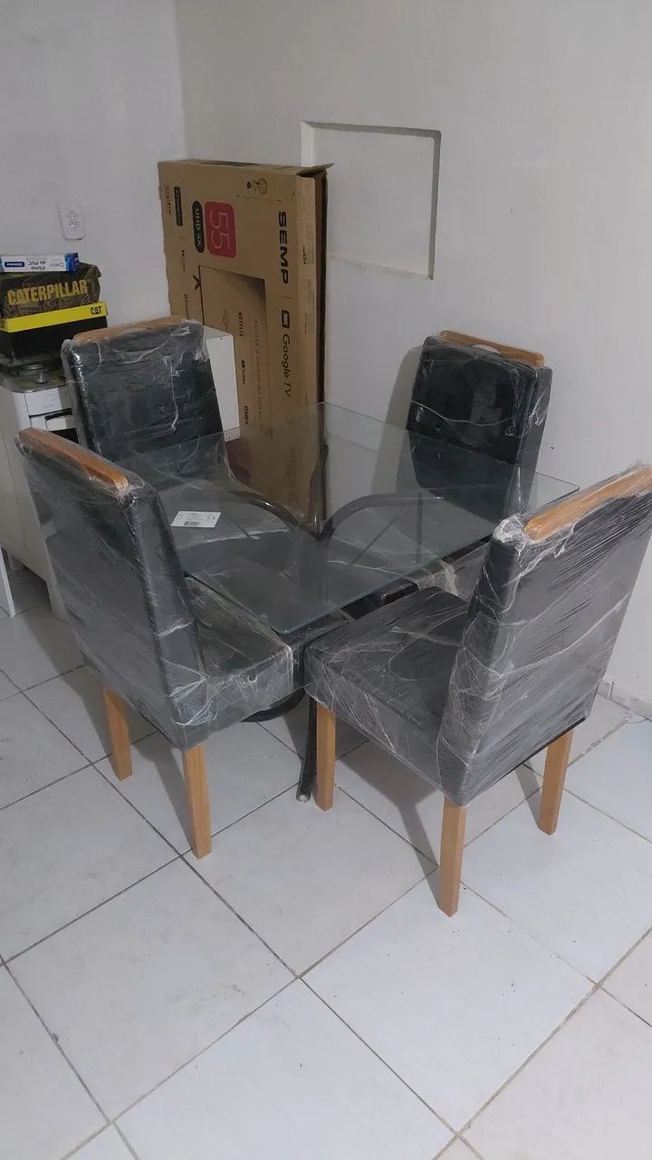 mesa outlet com 4 cadeiras novas