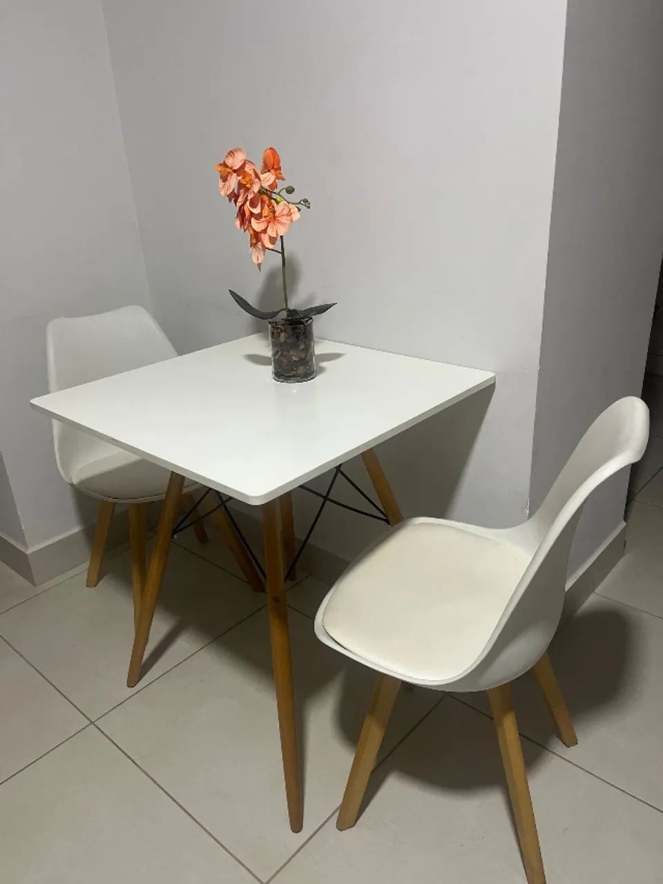 Mesa quadrada e duas cadeiras