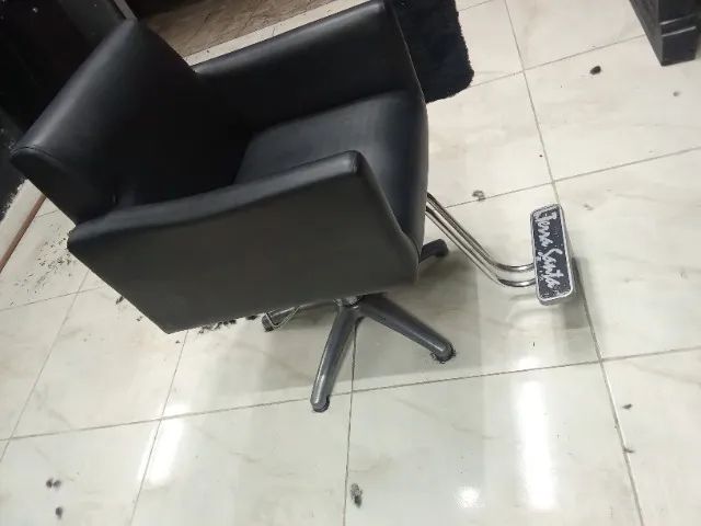 Vende-se ,cadeira para barbearia marca ,terra santa  - Foto 3