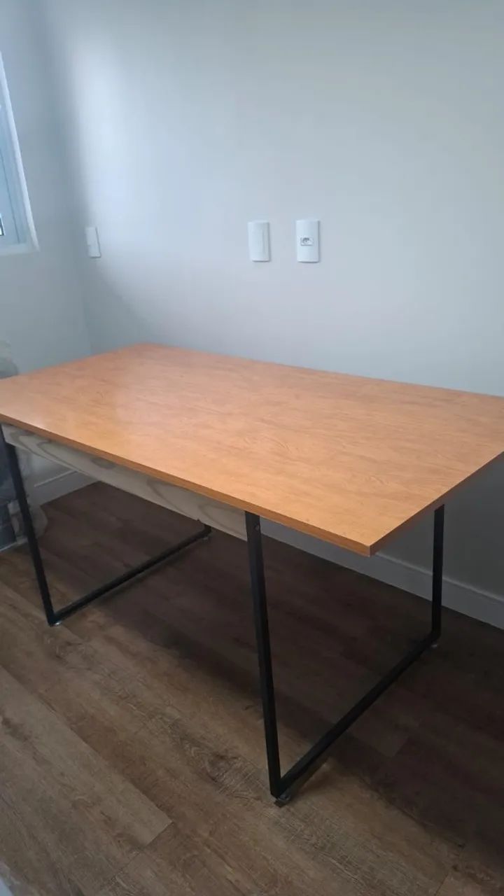 Mesa Retangular de madeira eucalipto e base de metal com 1,60 x 0,80 cm - Foto 2