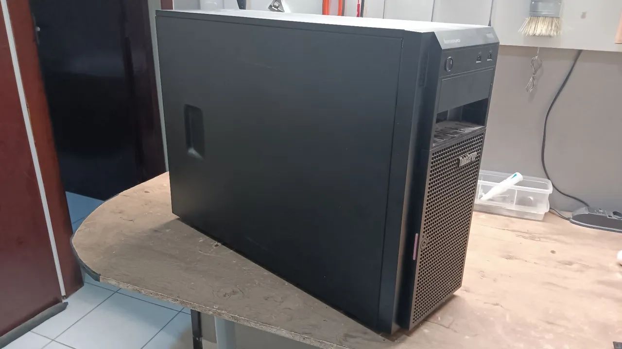 Gabinete De computador vasio.
