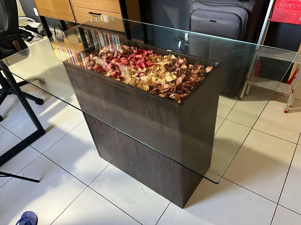 Mesa de vidro com base de madeira 1,30 x 0,8m - Foto 2