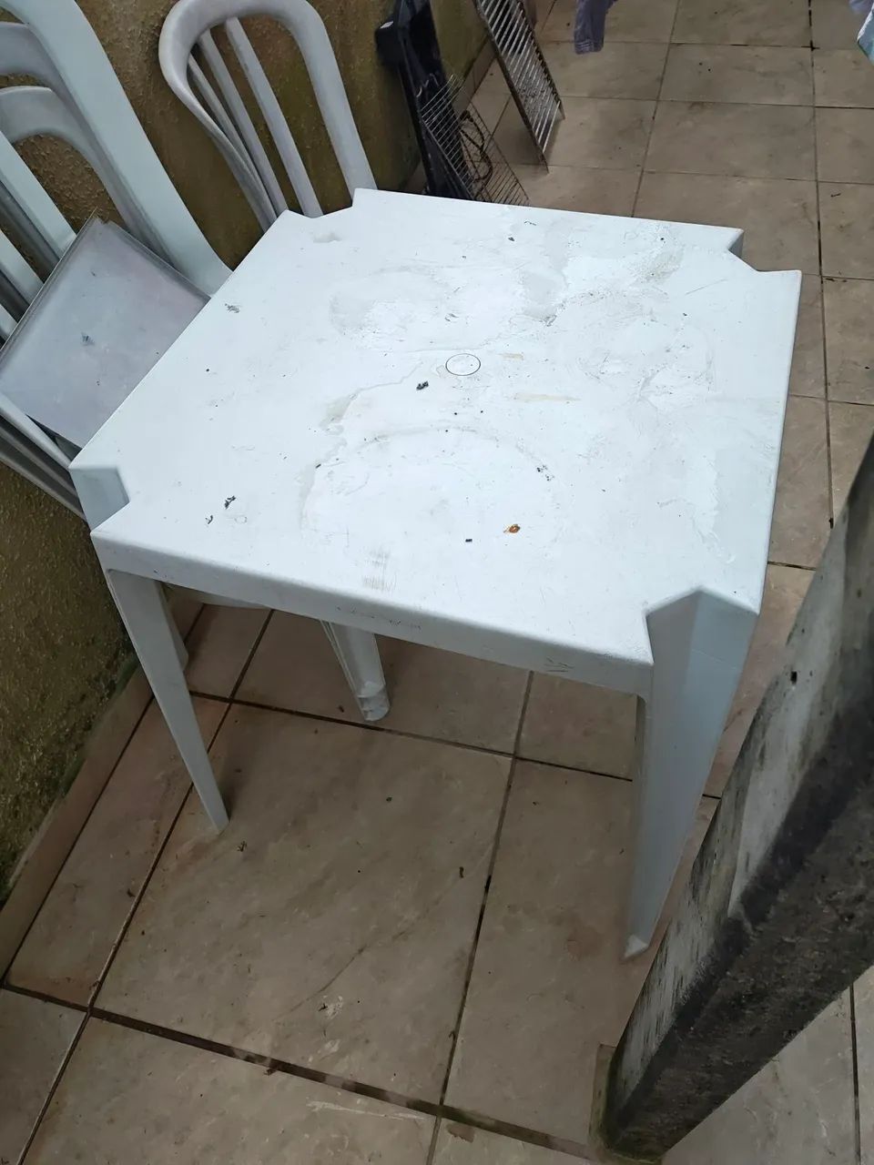 Mesa plástica com caldeiras 