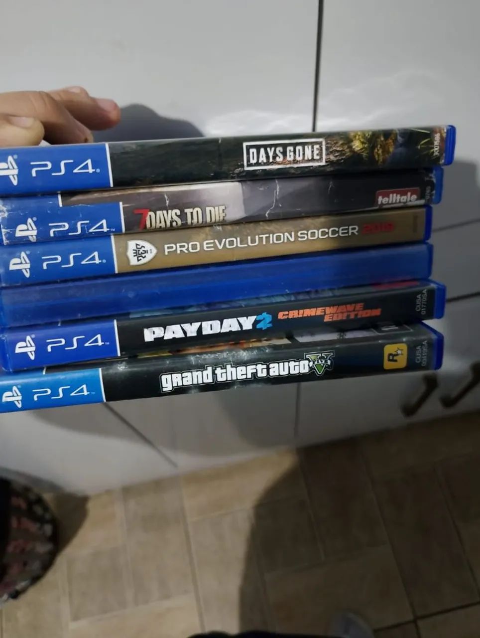 VENDO PS4 com 6 jogos 2 controles  - Foto 2