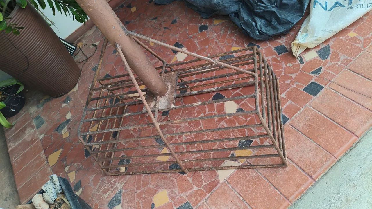 Lixeira de ferro maciço  - Foto 2