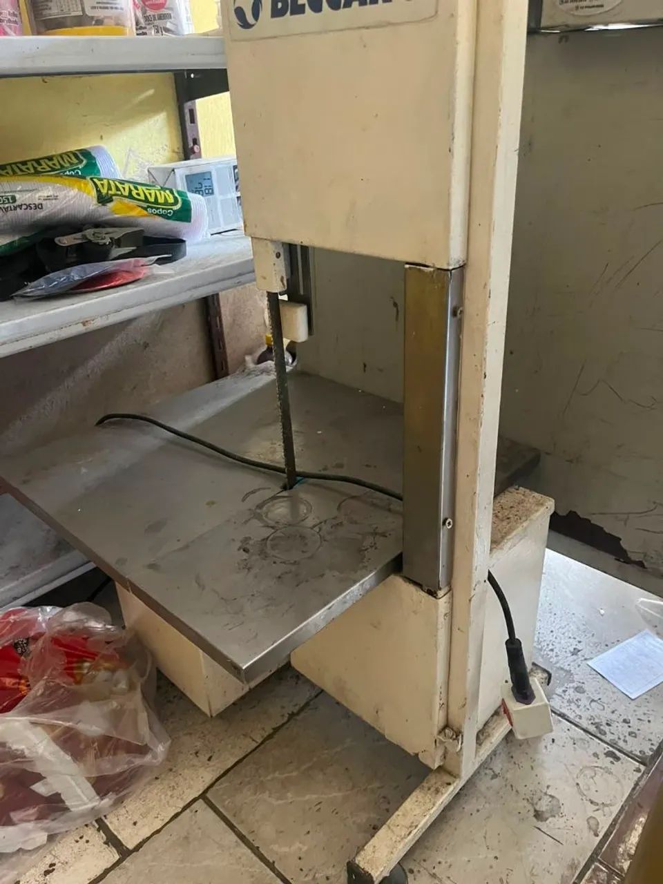 Vende-se máquina de serrar carnes  - Foto 3
