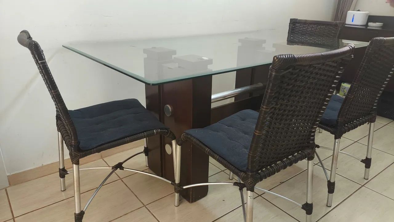 Mesa de jantar com cadeiras e aparador Buffet