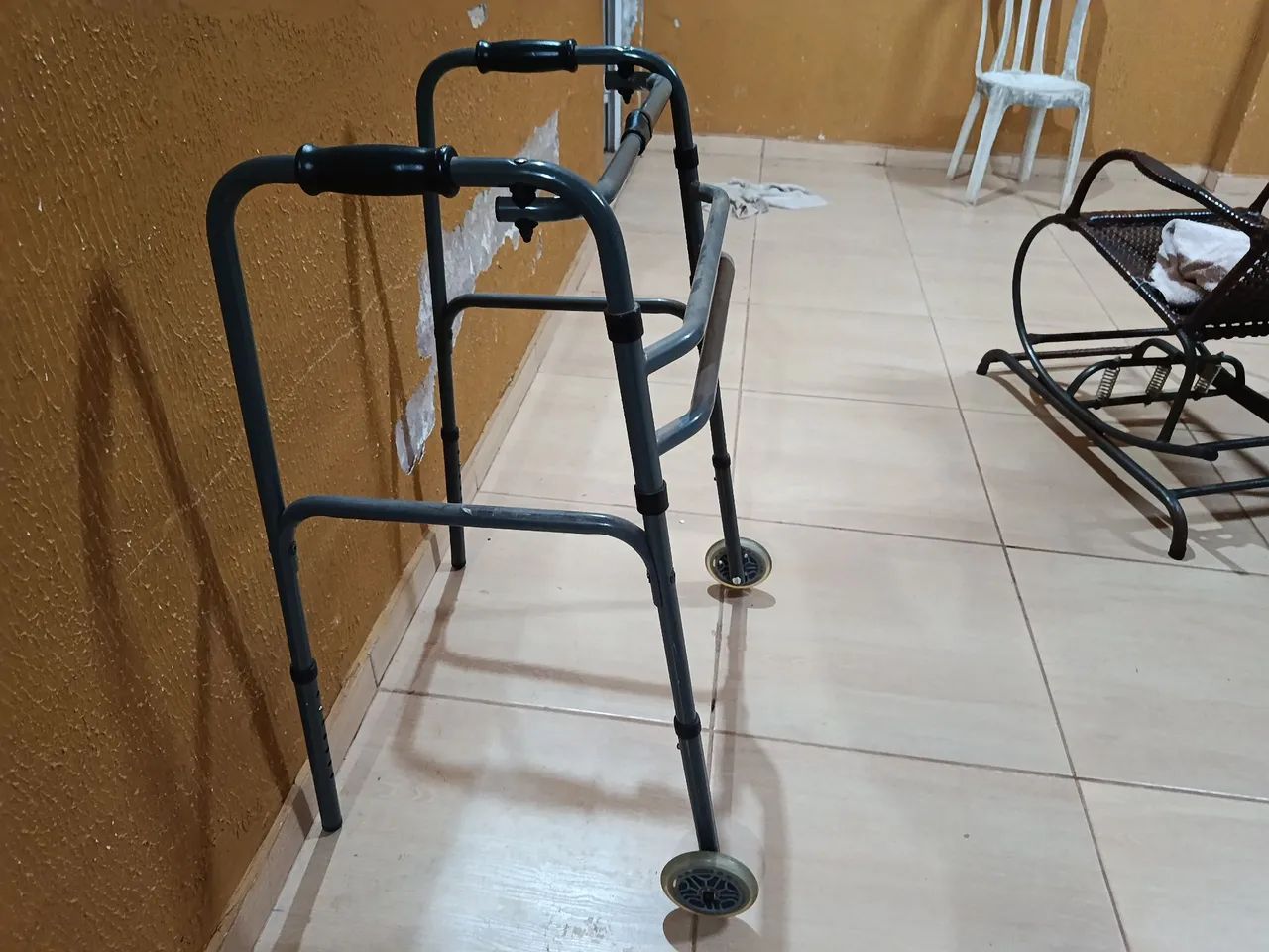 Andador com 2 rodas - Foto 2