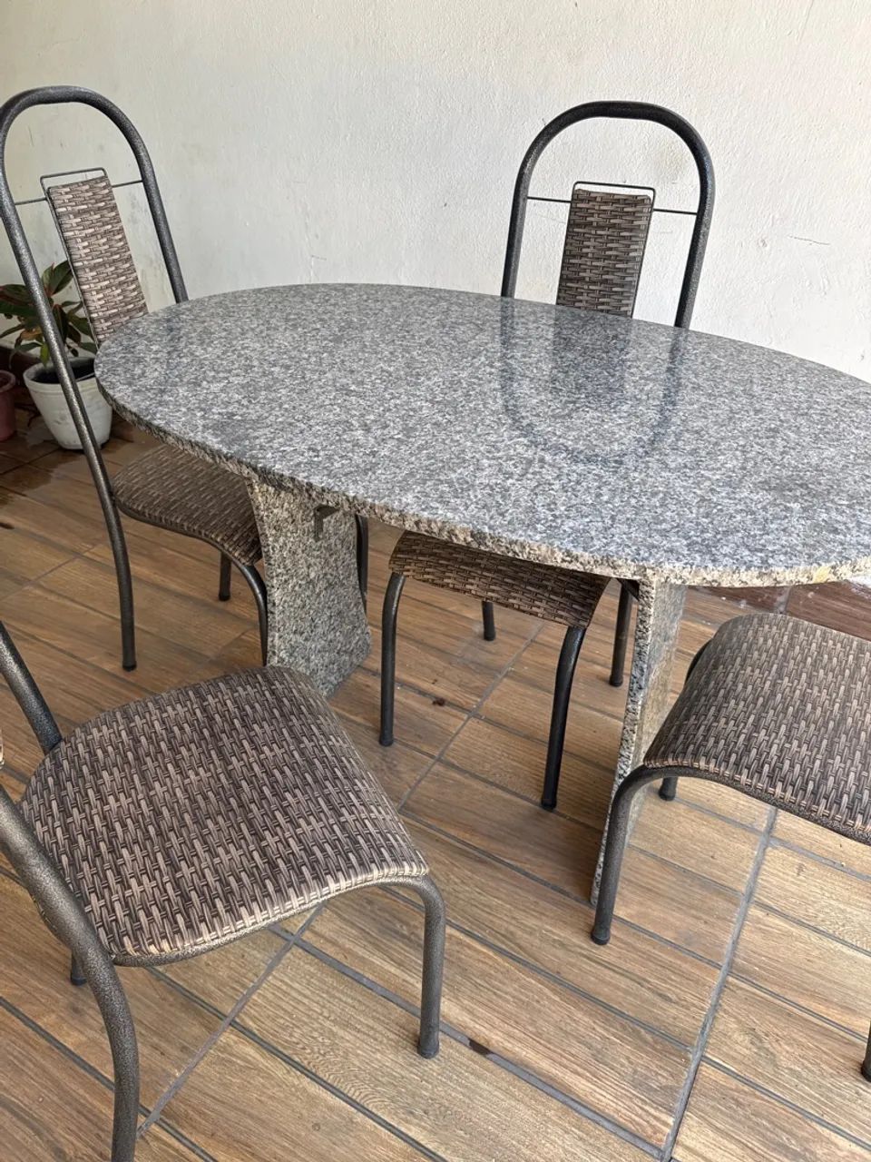 Vendo mesa com quatro cadeiras  - Foto 2