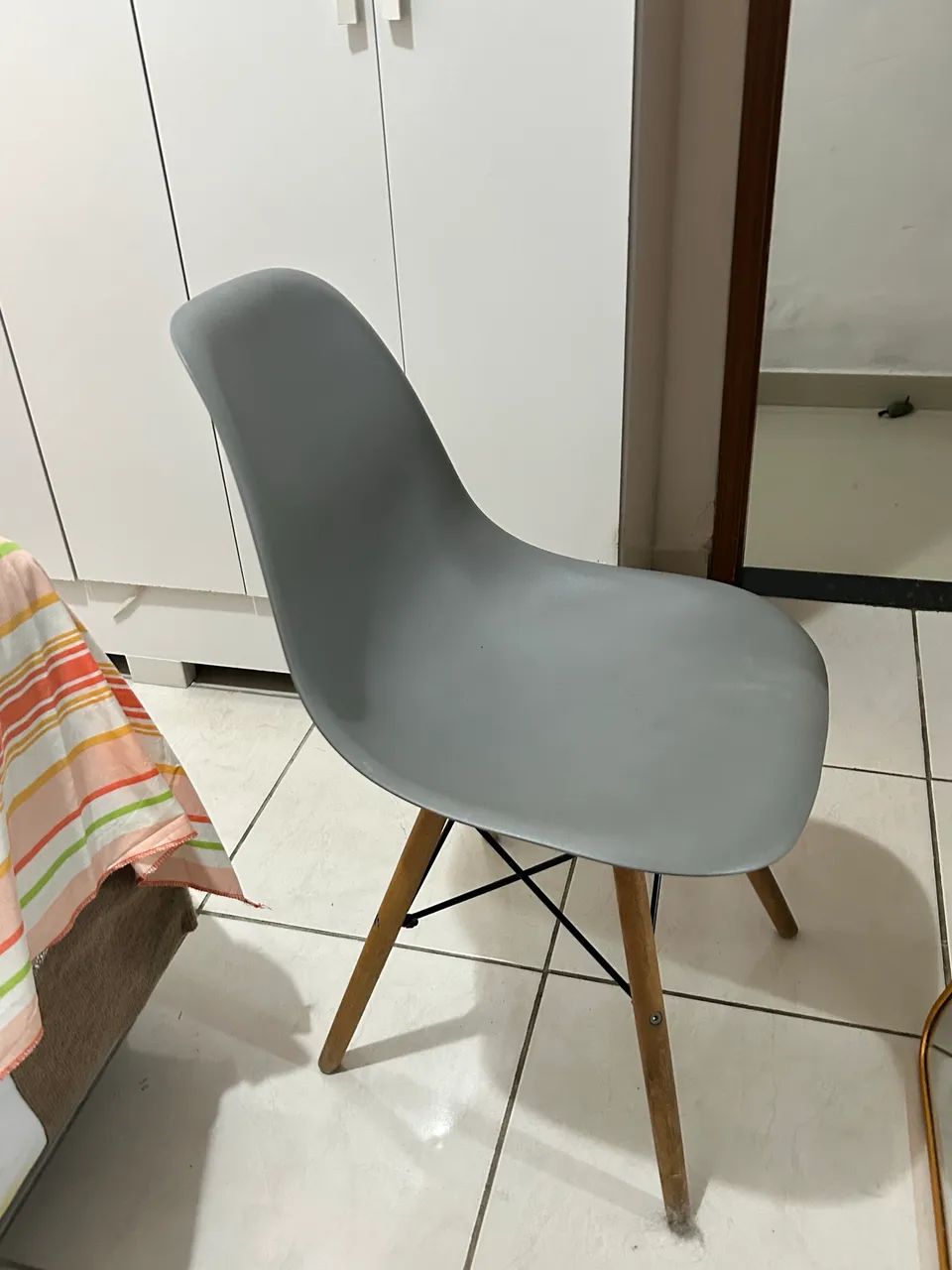 cadeira charles eames eiffel cinza