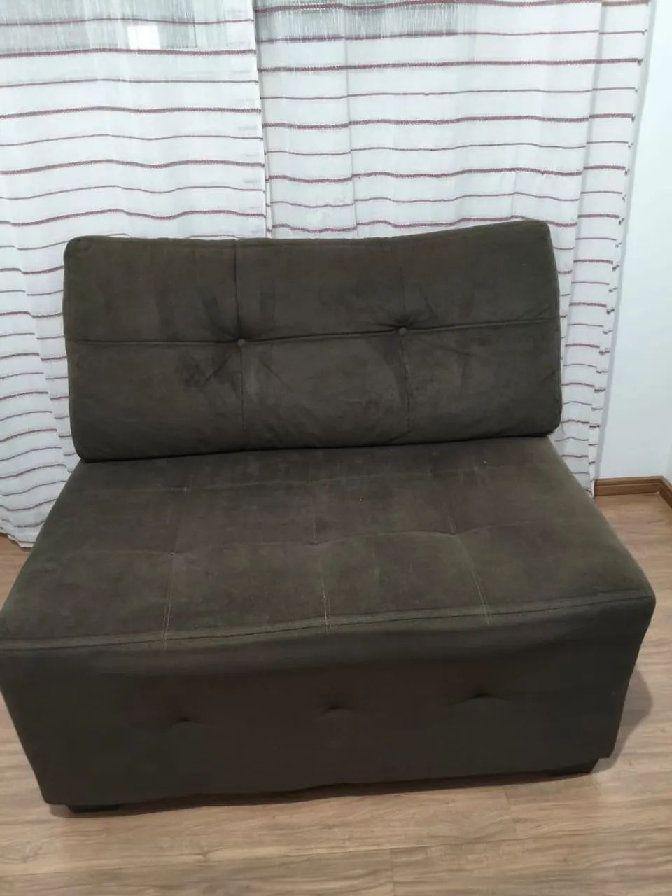Sofá de dois lugares 