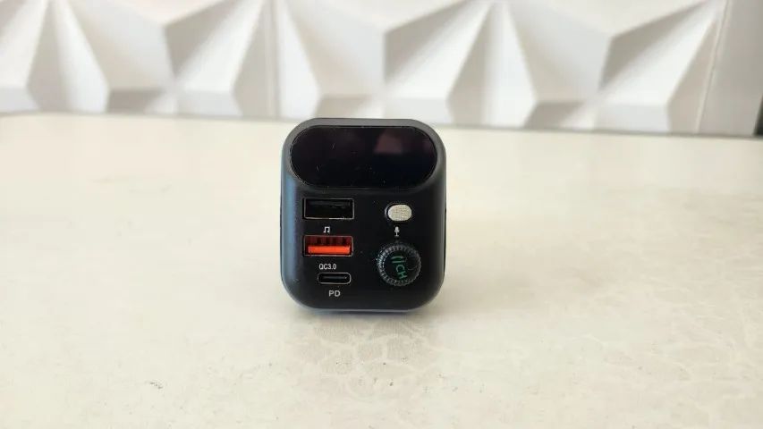 Transmissor FM e Carregador tipo C com carregamento rápido