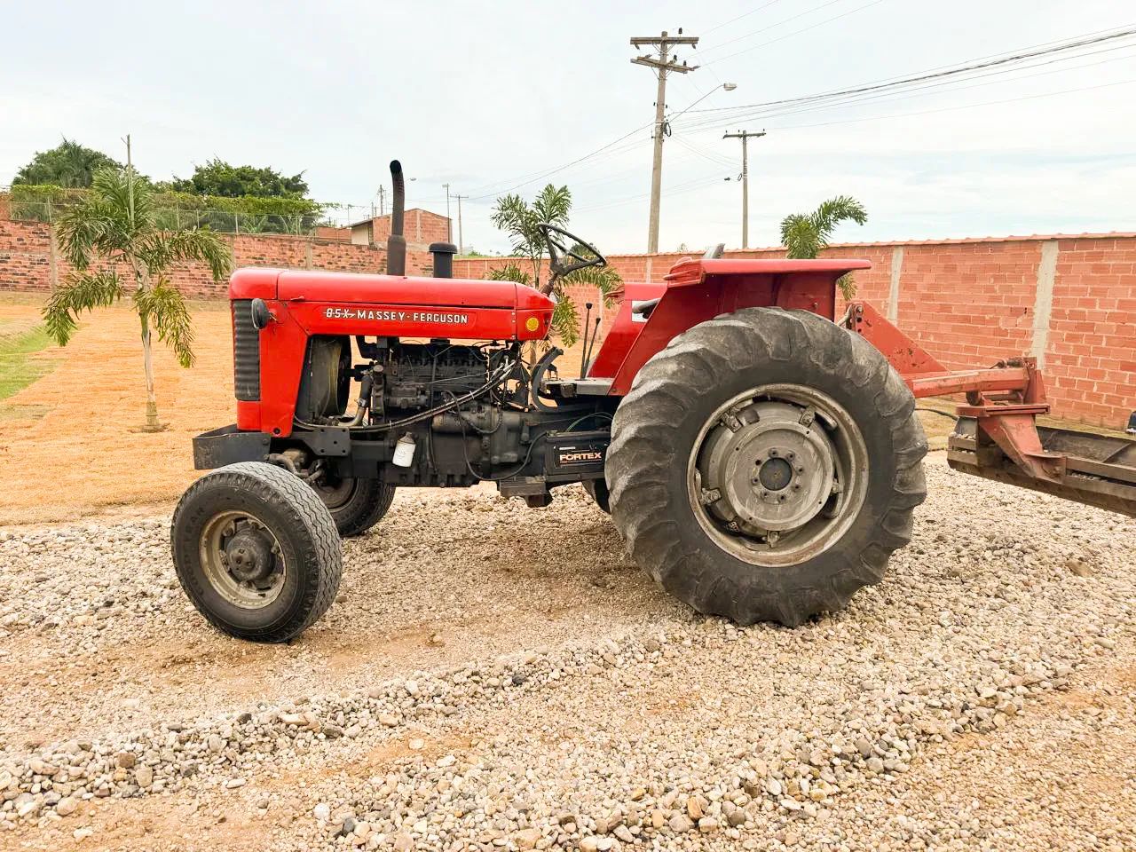 Vendo trator com roçadeira