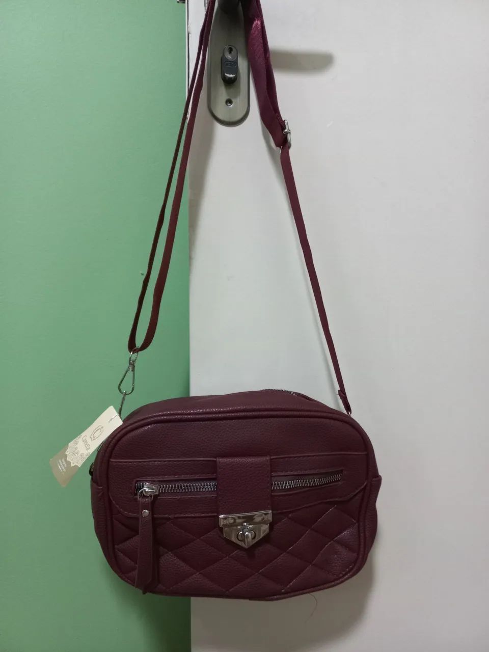Bolsa feminina com alça na cor vinho - NOVA - Foto 2