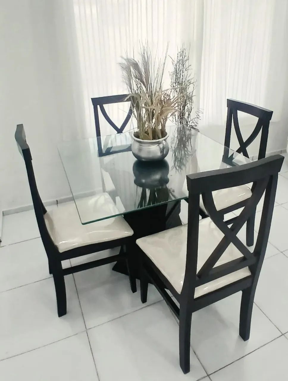 Mesa de Madeira com 4 Cadeiras  - Foto 3