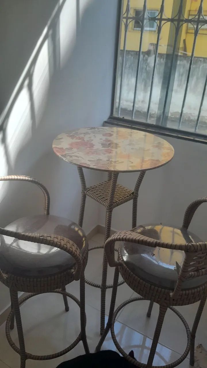 VENDO NO PRECINHO UMA MESA E 2 BANQUETA  - Foto 2