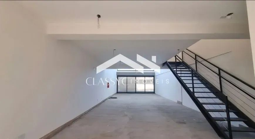 Loja ampla com 151,10 m², Santa Mônica, Uberlândia | Acesso, Estacionamento e Copa.