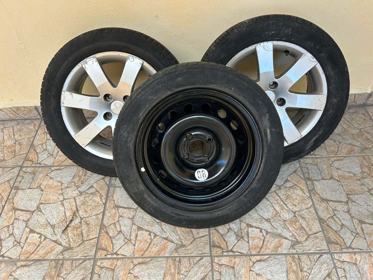 3 Pneus Aro 15 (2 Pneus + Estepe) - R$ 1.200 - Foto 2