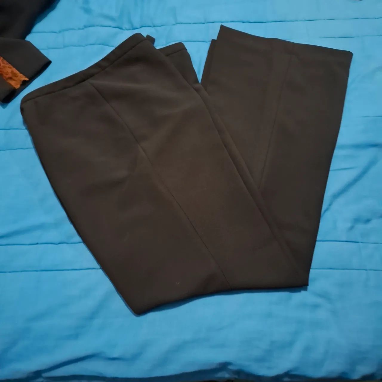 Conjunto de blazer e calça alfaiataria marrom - Foto 2