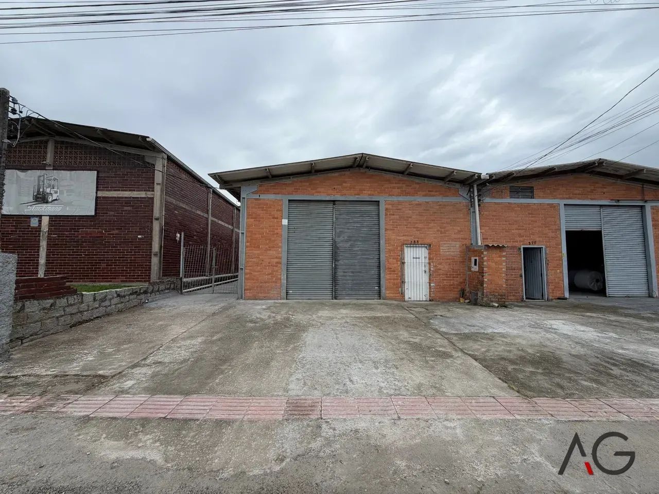 Galpão para aluguel possui 225 m² em Serraria - São José - SC