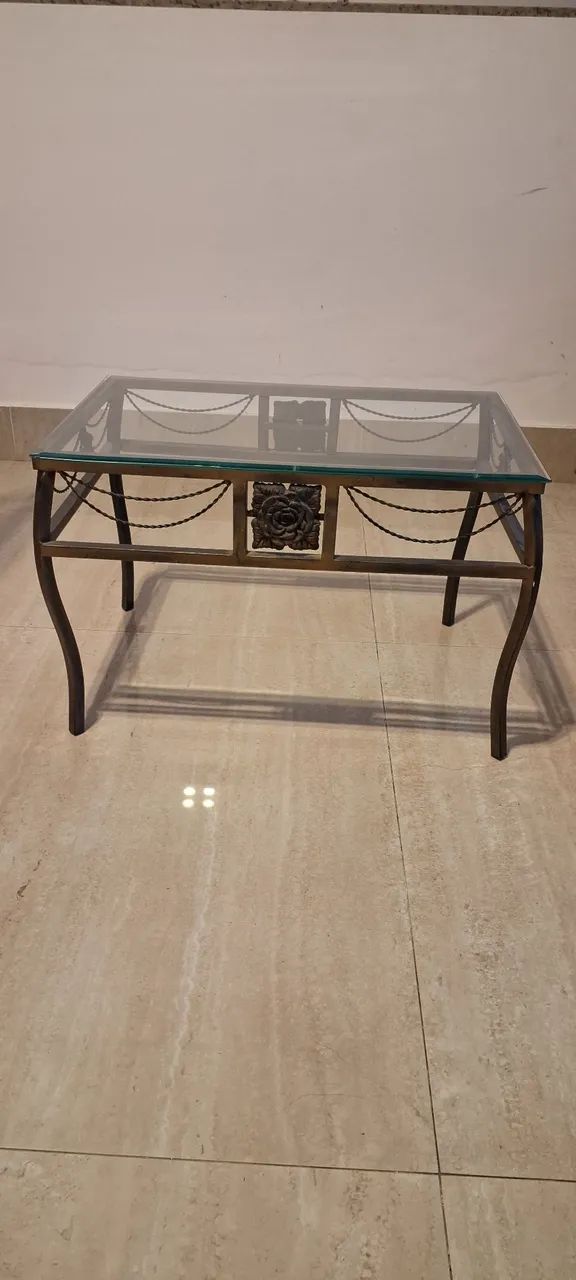 Mesa de centro com tampo em blindex bisotado!<br>Tamanho: 60 X 41 cm